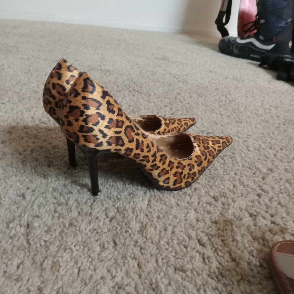 Assorted shoes